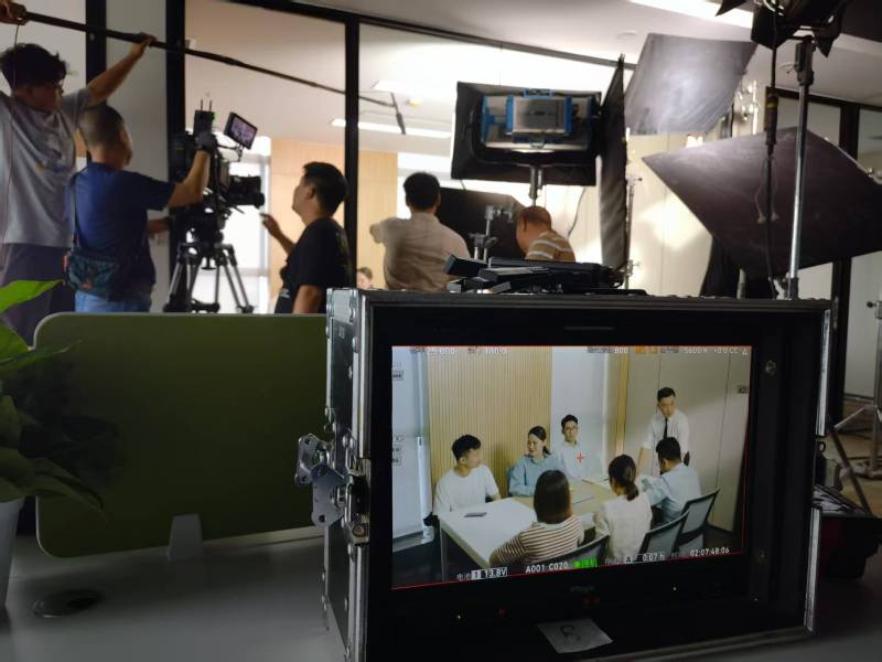 德保县TVC拍摄公司：科技产品视觉化大师，诠释未来感与功能美学